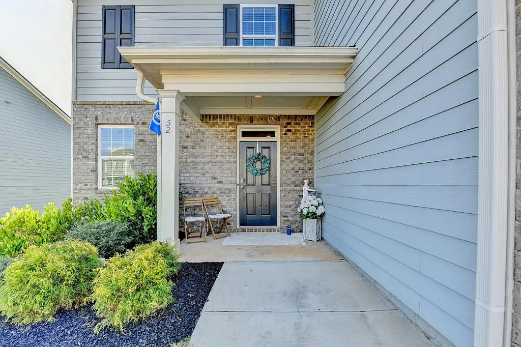 4 bed, 2.5 bath, 2141 sqft, $2,000 — Photo 2