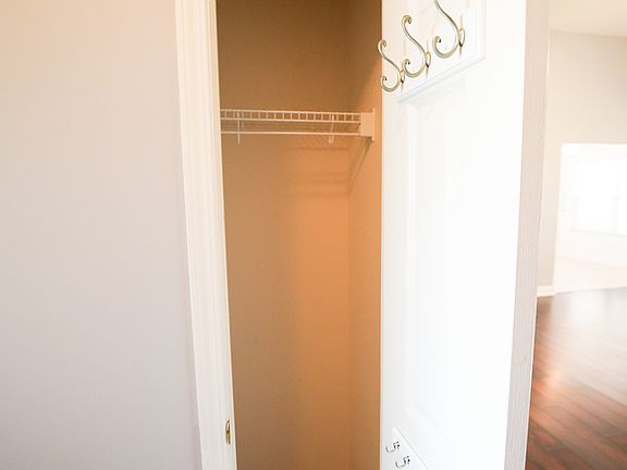 4th image of 701 Laurel Hill Cir