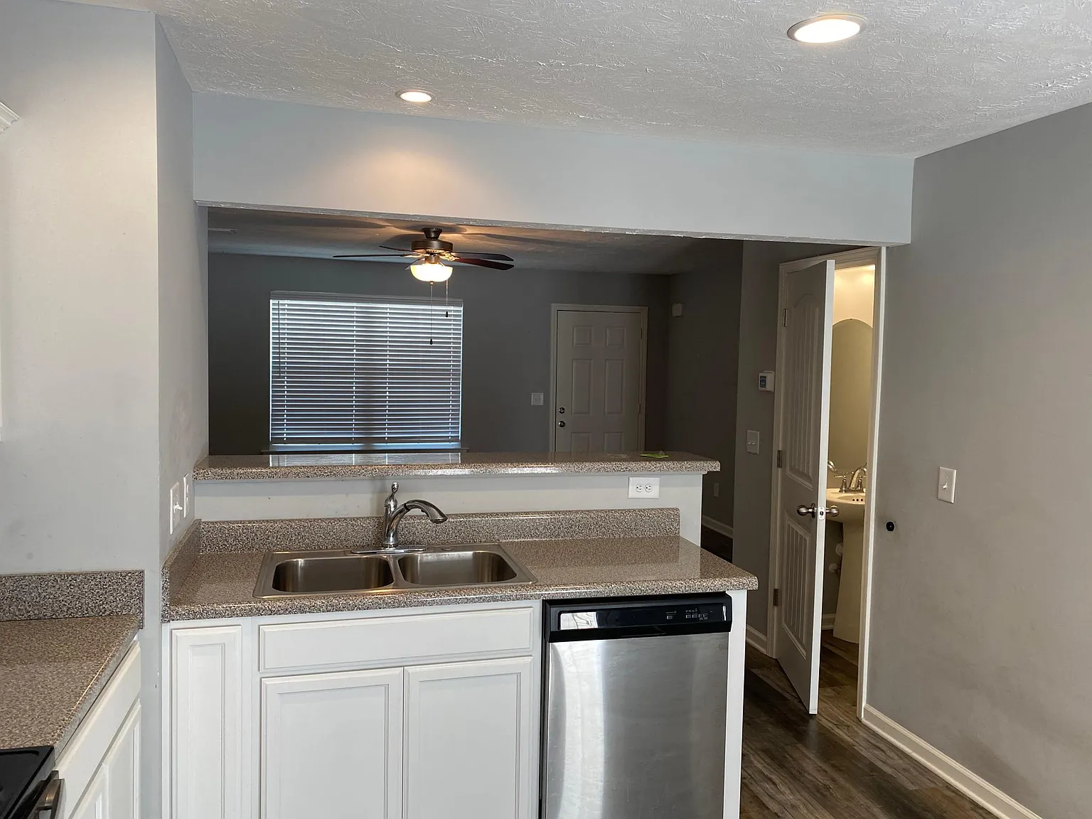 2 bed, 1128 sqft, $1,600 — Photo 2
