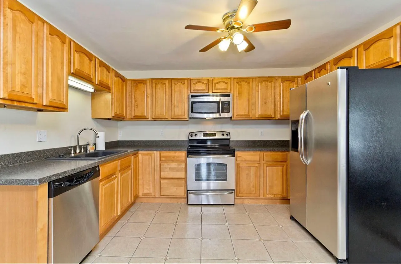 4 bed, 1266 sqft, $2,450 — Photo 4
