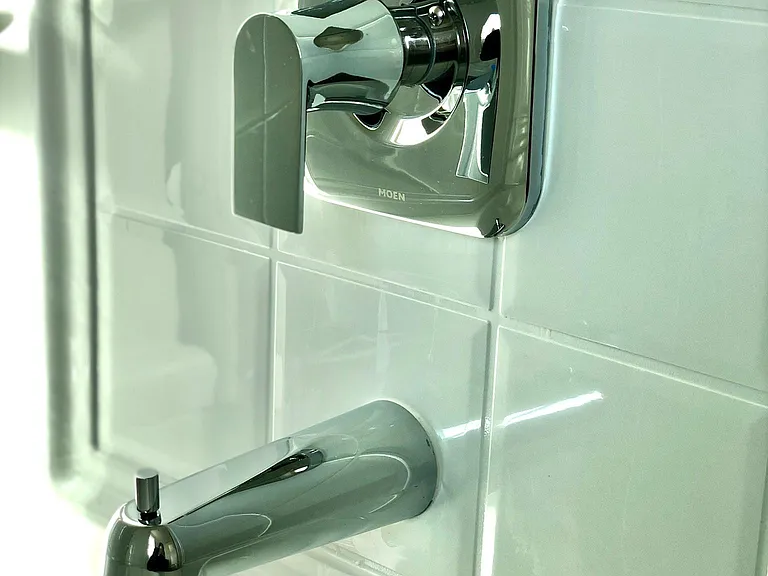 Tub in primary bathroom