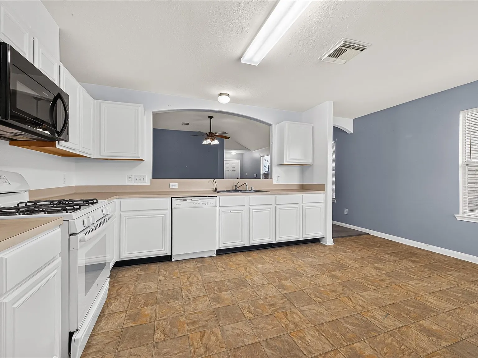 3 bed, 2.0 bath, 1495 sqft, $1,850 — Photo 2