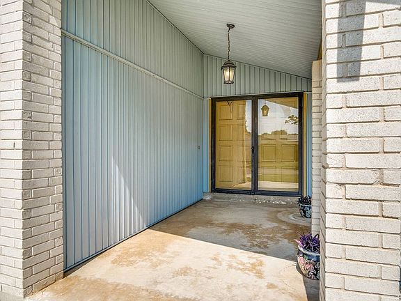 3rd image of 8615 Tamarisk St