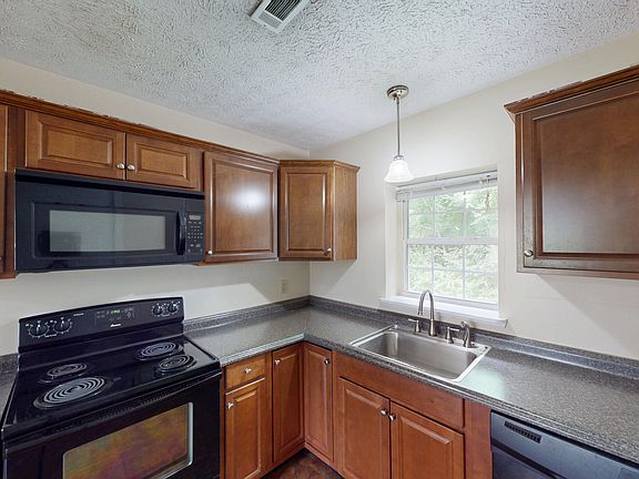 3rd image of 524 Oak St