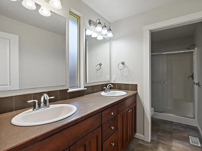 409 W Peck St — Photo 13
