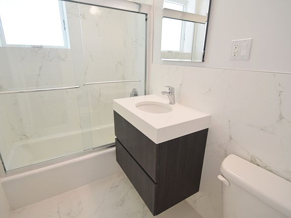 Harbor House - Bathroom - H33-02G