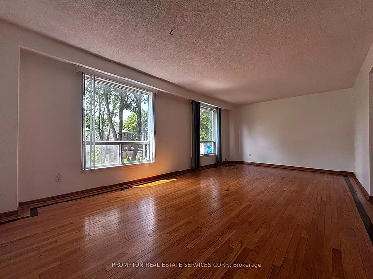 22 Poplar Cres — Photo 5