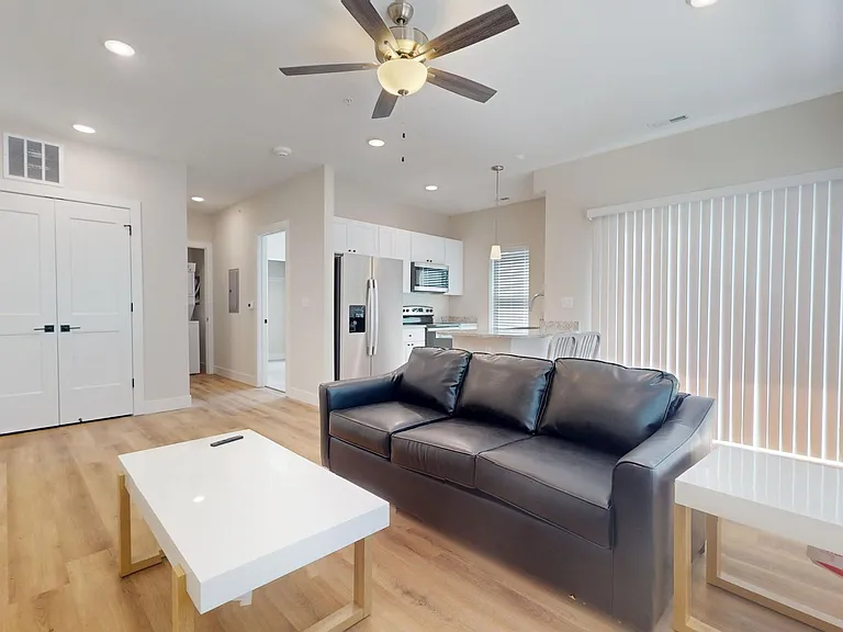 305 W Washington St — Photo 5