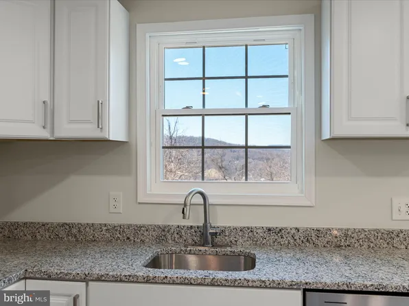 32 Granny Smith Rd, Linden, VA 22642