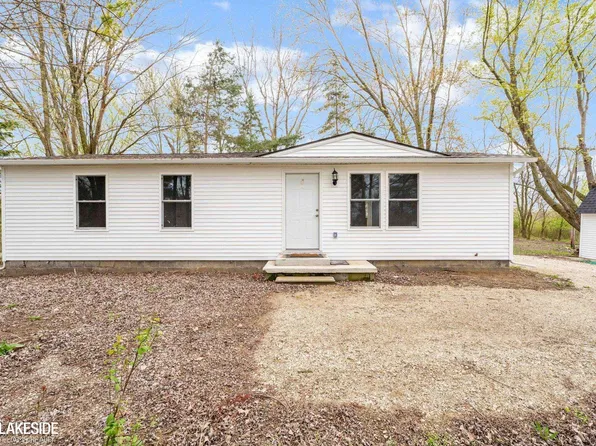 11897 Masters Rd, Riley, MI 48041