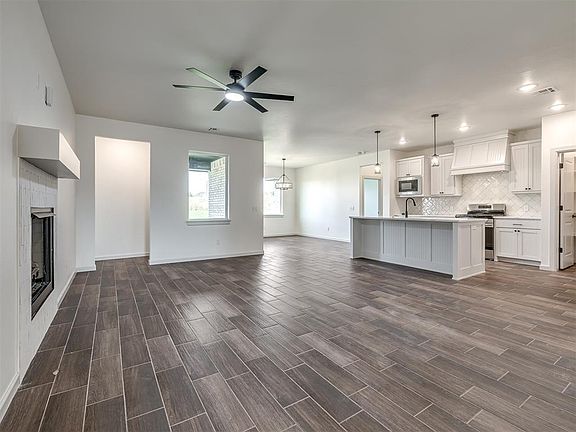 3rd image of 14401 Village Cv