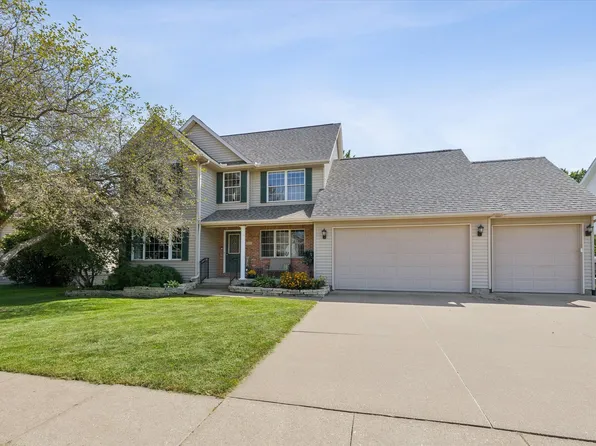 211 E Dolan Dr, Blue Grass, IA 52726