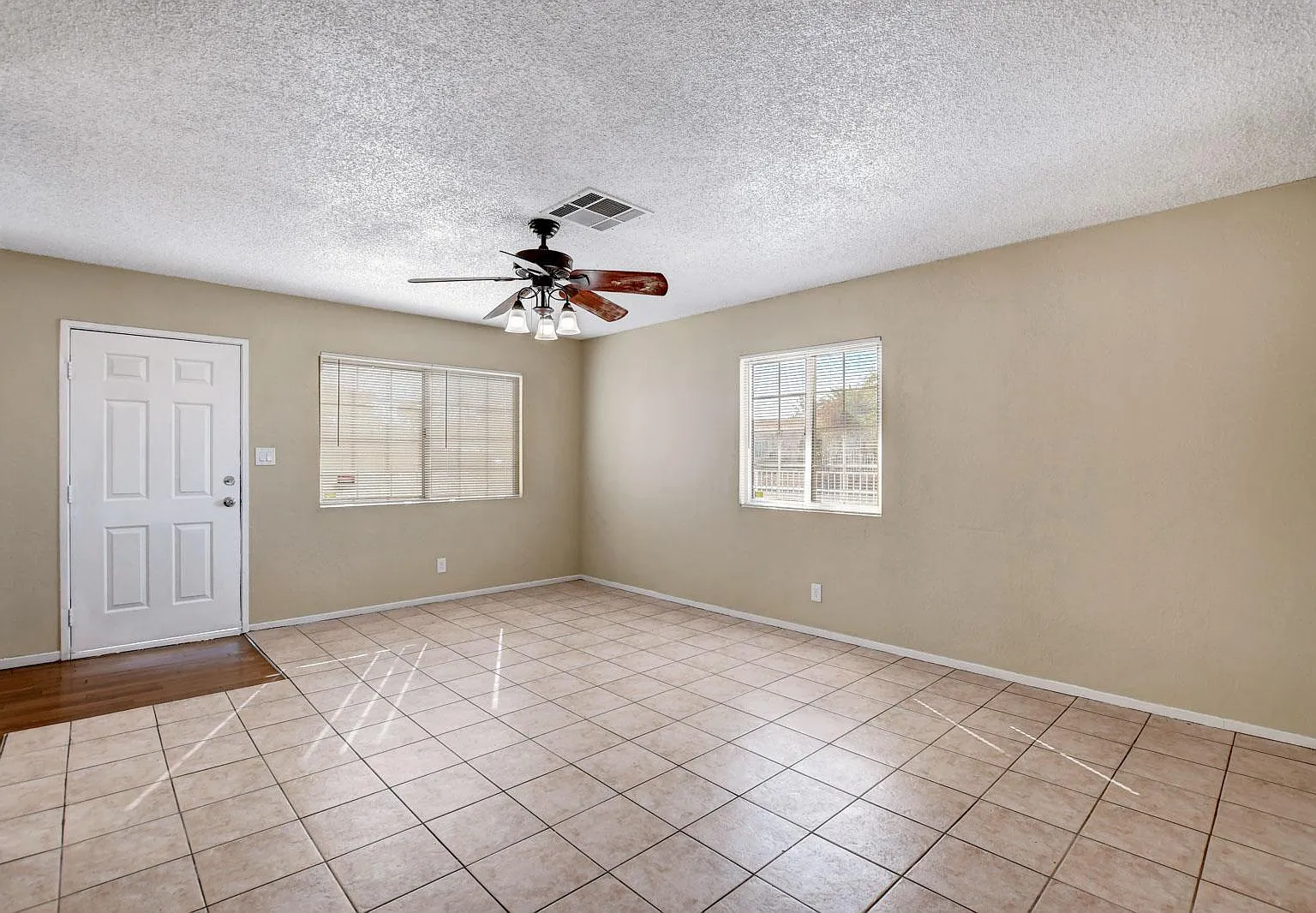 4 bed, 1040 sqft, $1,950 — Photo 2