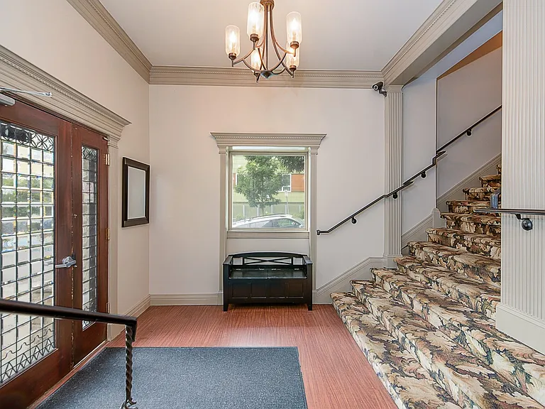 Abbottsford Apartments — Photo 5