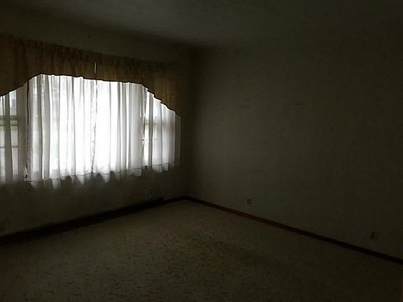 5th image of 815 Terry Ln