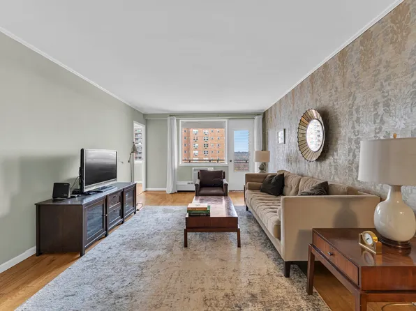 5800 Arlington Avenue image 3 of 15