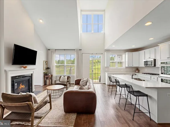 35920 Platinum Dr, Round Hill, VA 20141