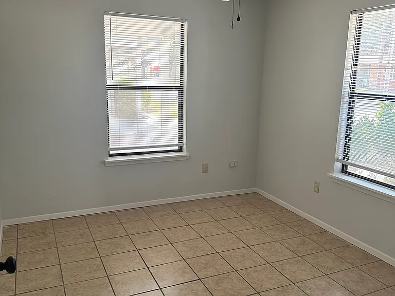 401 Adams Ln — Photo 13