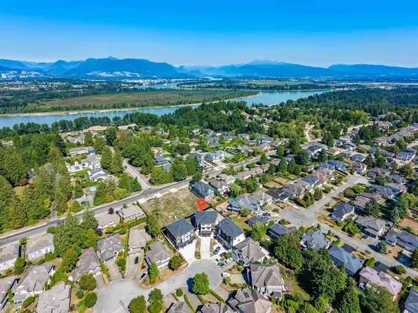 15871 111a Ave #102, Surrey, BC V4N 5B4