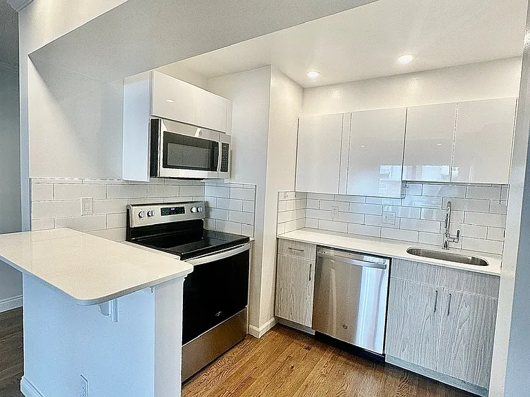 310 Hammond Pond Pkwy #504 — Photo 1