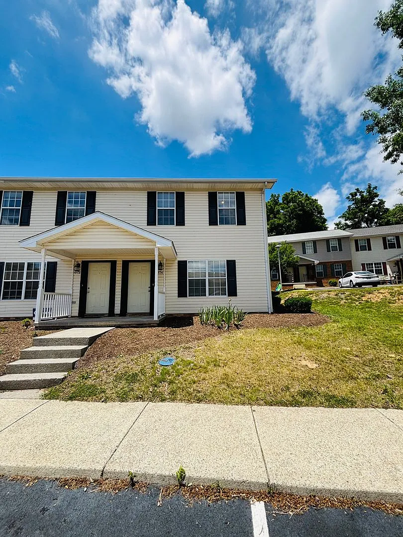 4 Bedroom 2.5 Bath Townhouse — Photo 1