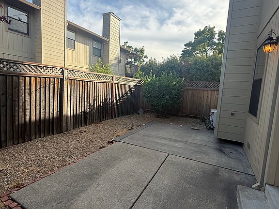 4th image of 3232 Villa Ln