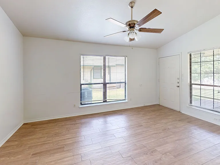 802 Hackberry St — Photo 4