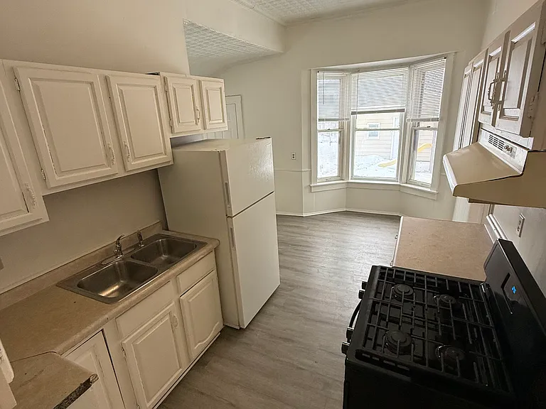 74 Jessamine Ave W — Photo 2