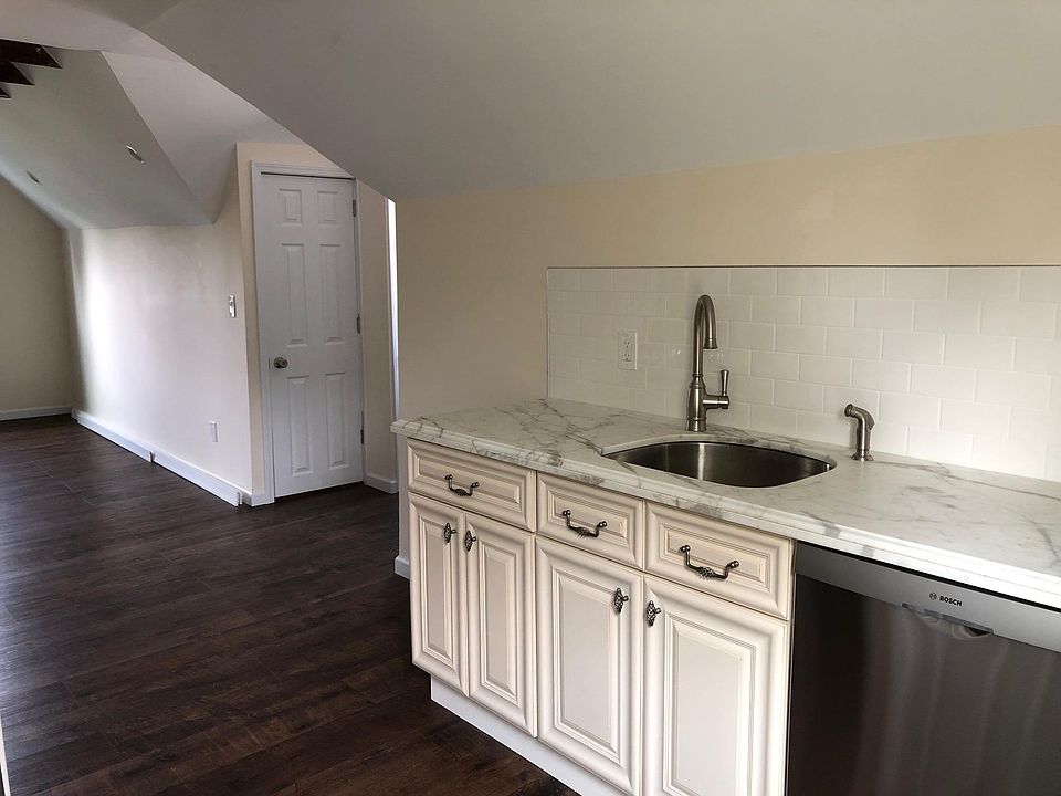 1st image of 164 Ashford Ave Floor 3