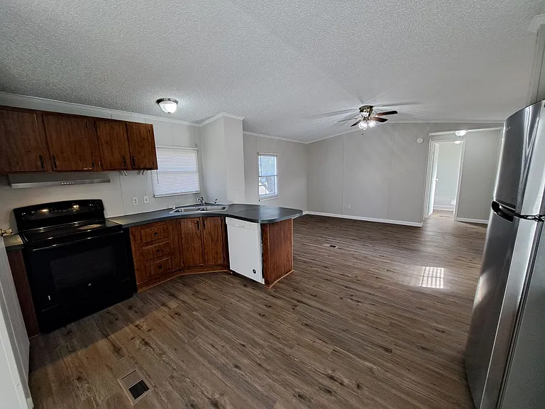 8584 Alvarado Calzada — Photo 5