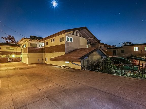 3rd image of 585 W Sierra Madre Blvd APT C