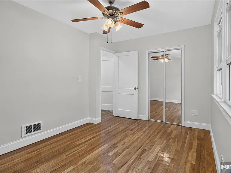 670 John St — Photo 24