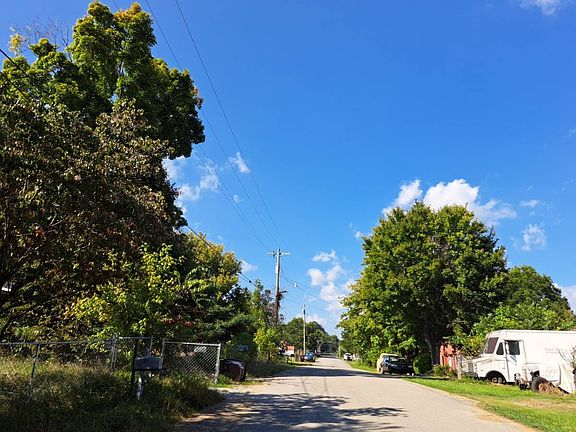 4th image of 304 Greenwood Cir