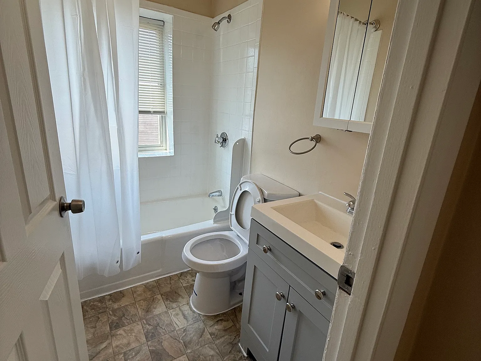 2 bed, 750 sqft, $2,550 — Photo 4