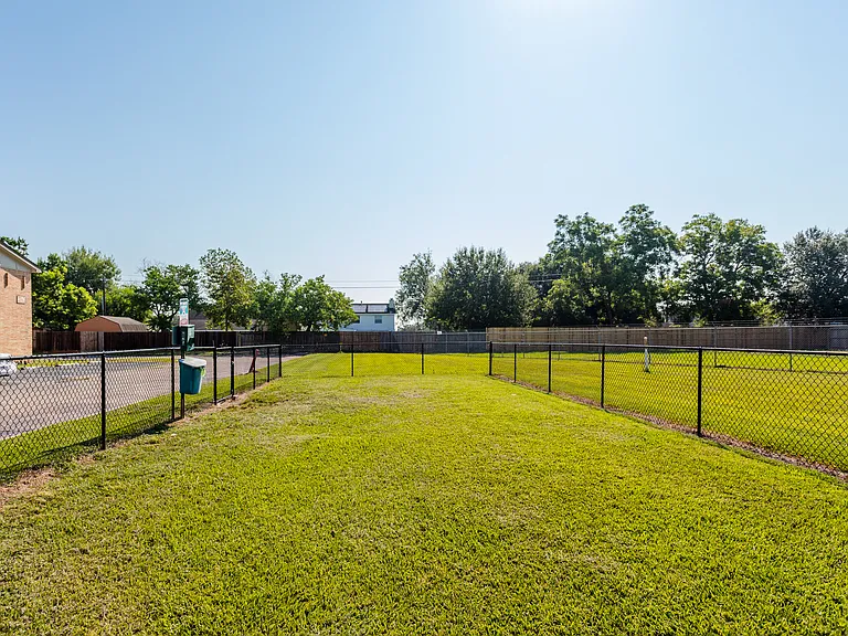 Red Pines Apartments — Photo 24