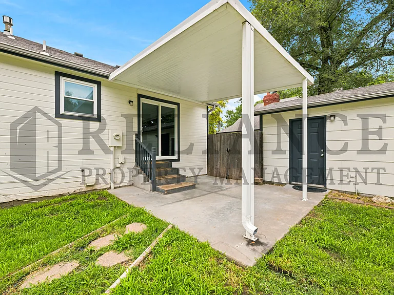 516 N Lakeside Dr — Photo 14