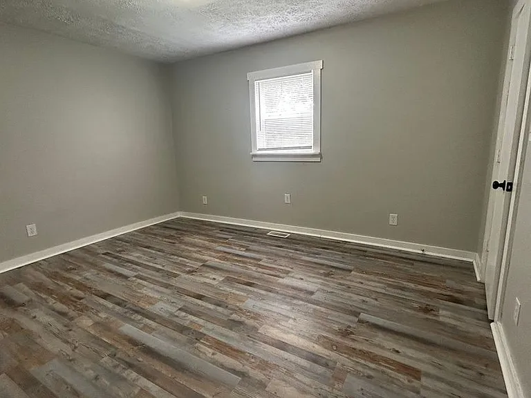 642 N Elm St — Photo 5