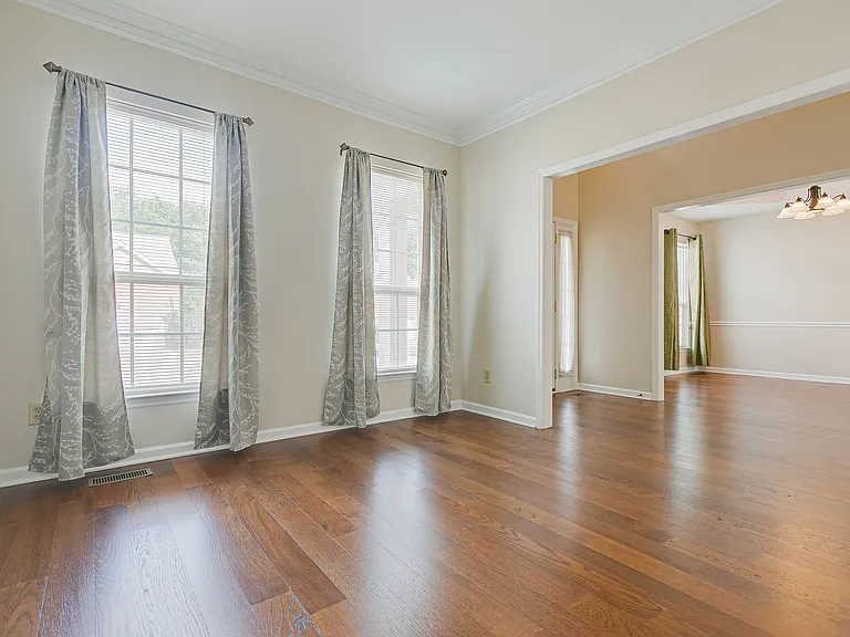 307 Devonshire Dr — Photo 4