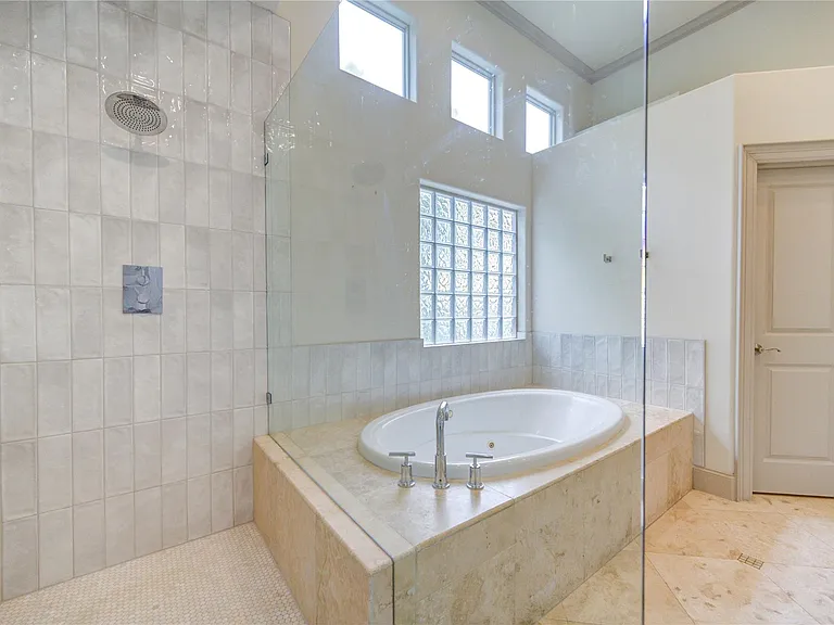 6302 Prague St — Photo 29