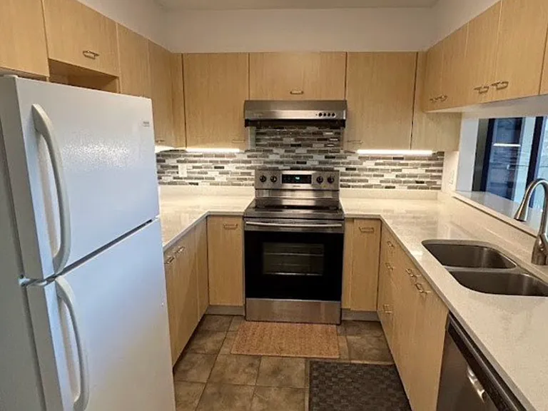 1148 Heffley Cres #11 — Photo 4