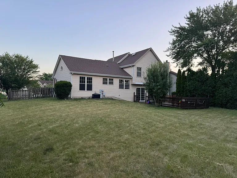 2404 Kenmore Ct — Photo 2