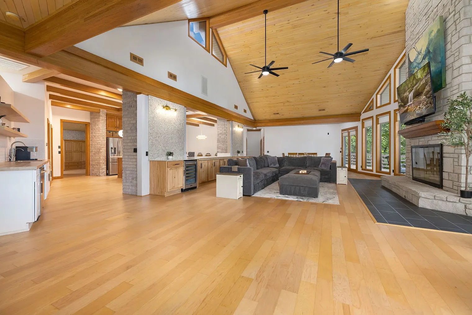 5 bed, 4.0 bath, 6953 sqft, $13,744 — Photo 1
