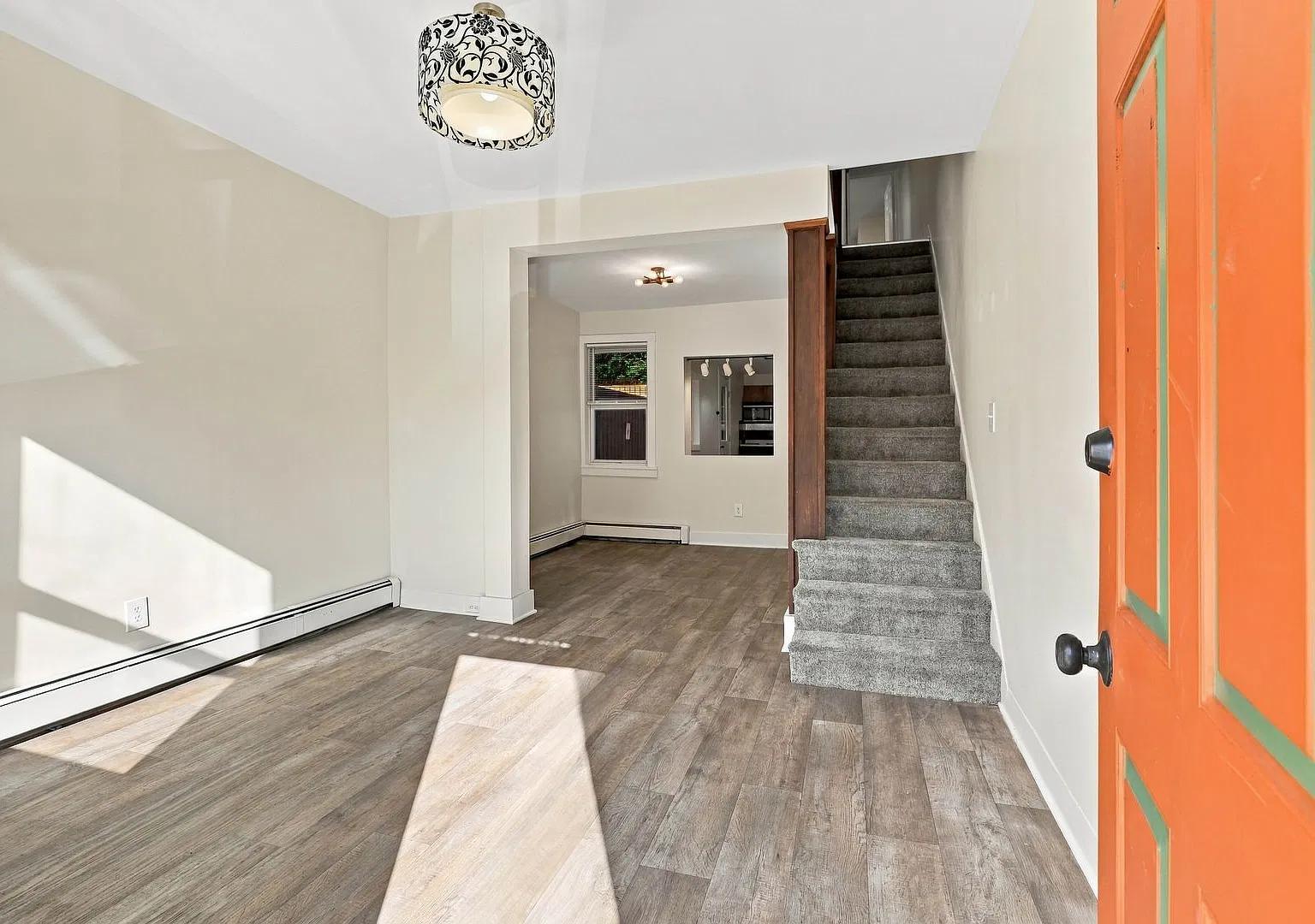 3 bed, 1 Bath in Chestnut Hill Neighborhood Available Now! — Photo 4