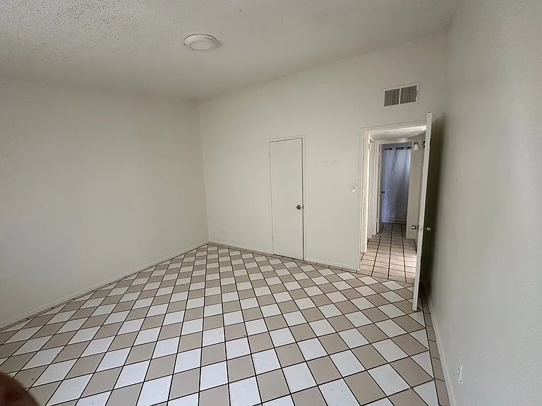 1626 N 26th Pl — Photo 15