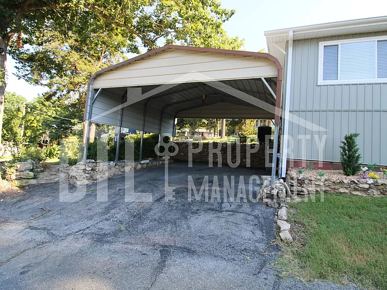 12 Lakehaven Dr — Photo 2