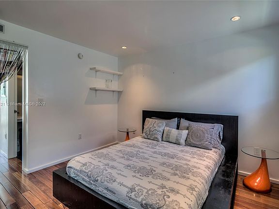 3rd image of 1601 West Ave APT 211