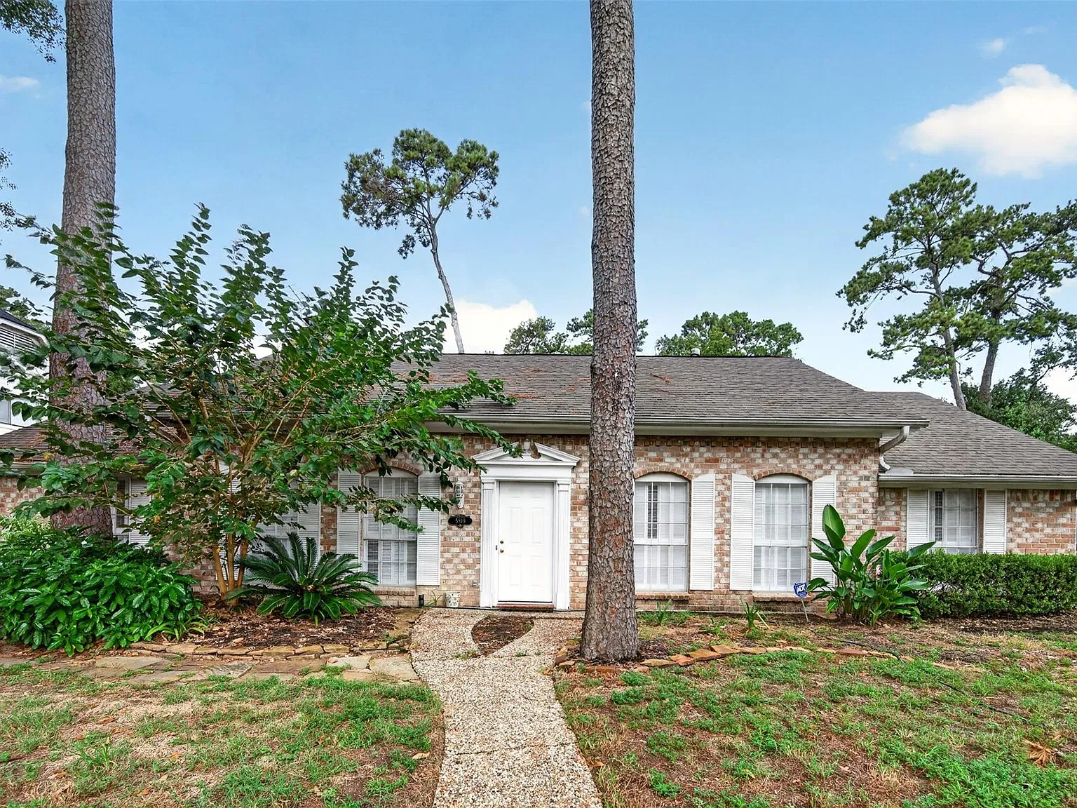 4 bed, 2.0 bath, 2258 sqft, $2,000 — Photo 2