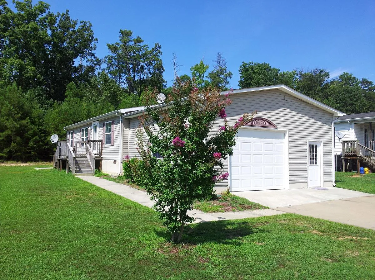 3 bed, 1350 sqft, $1,700 — Photo 1