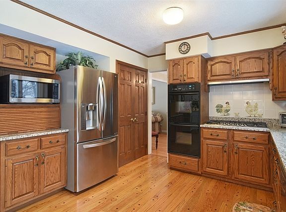 2nd image of 1010 W Noyes St