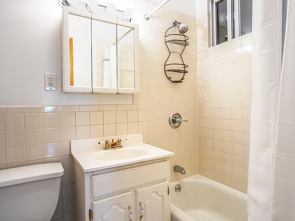 5th image of 432 E 66th St APT 8